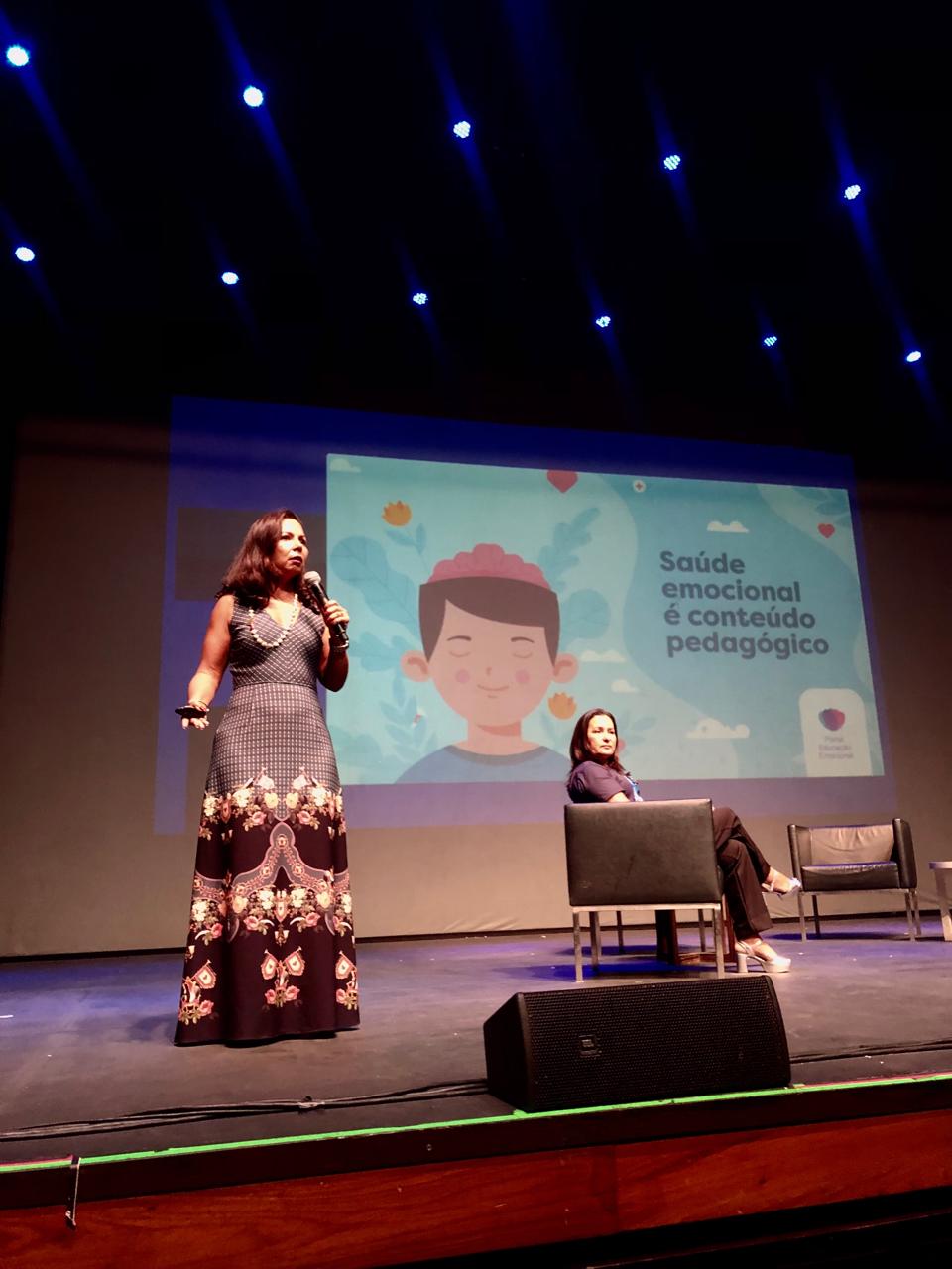 Mariana Arantes palestrando